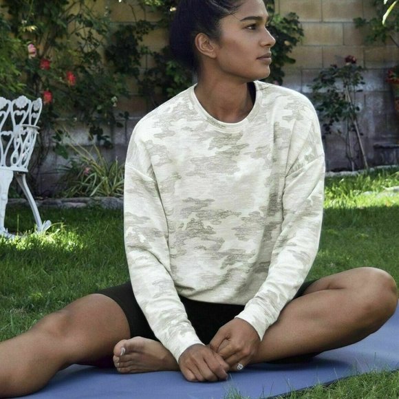 Athleta Women Pure Luxe Printed Sweatshirt Grey Camo XS NWT - Picture 8 of 8